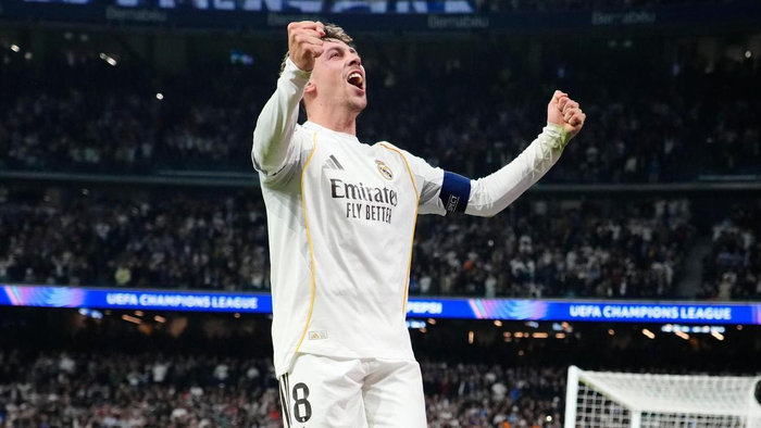 世界杯官方客户端-“地球上最被低估的球员”完成史诗之夜！22分钟帽子戏法打爆曼城|巴尔韦德|皇马|阿韦洛亚|阿诺德|卡洛斯-巴尔韦德_新浪体育_新浪新闻