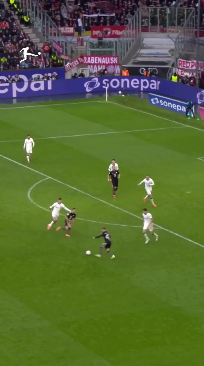 世界杯高清平台-榜样！德甲官方发视频：拜仁新星卡尔护腿板上为梅西晒球衣画面